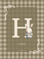 Lámina de nacimiento personalizada con inicial H de Hugo y estampado Vichy verde oliva.