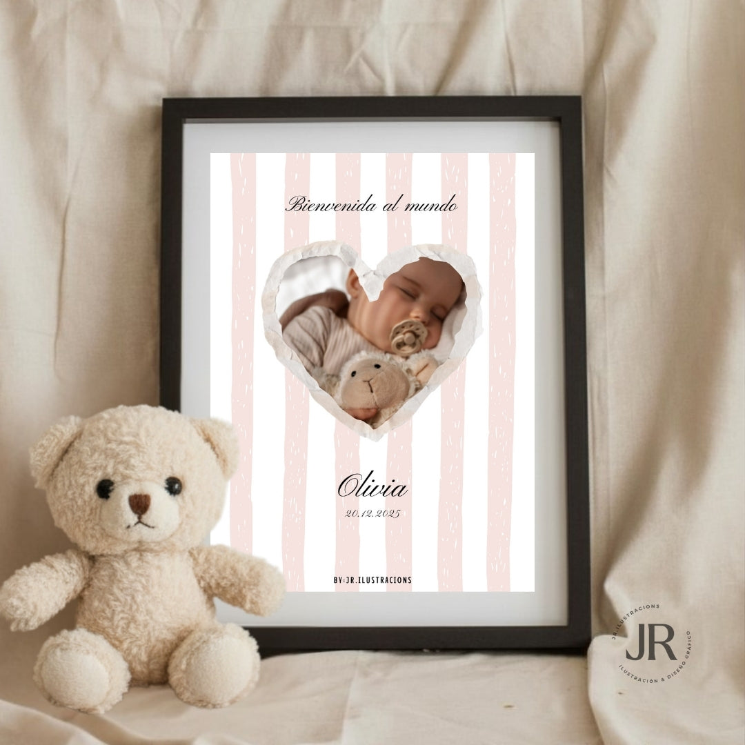 Lámina natalicia personalizada con foto de bebé en forma de corazón y marco negro moderno.