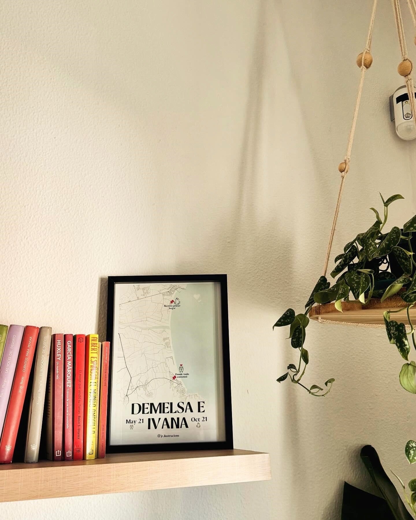 Mapa personalizado de pareja decorando con calidez un estante de madera en el salón.