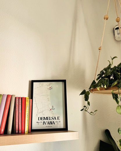 Mapa personalizado de pareja decorando con calidez un estante de madera en el salón.