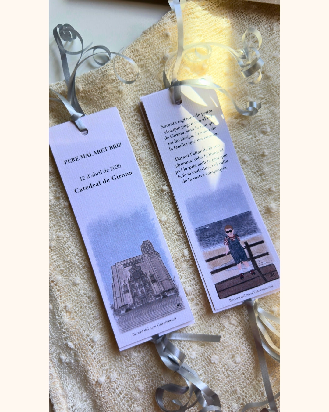 Marcapáginas personalizado con ilustración detallada de la Catedral de Girona y cinta de regalo plata.
