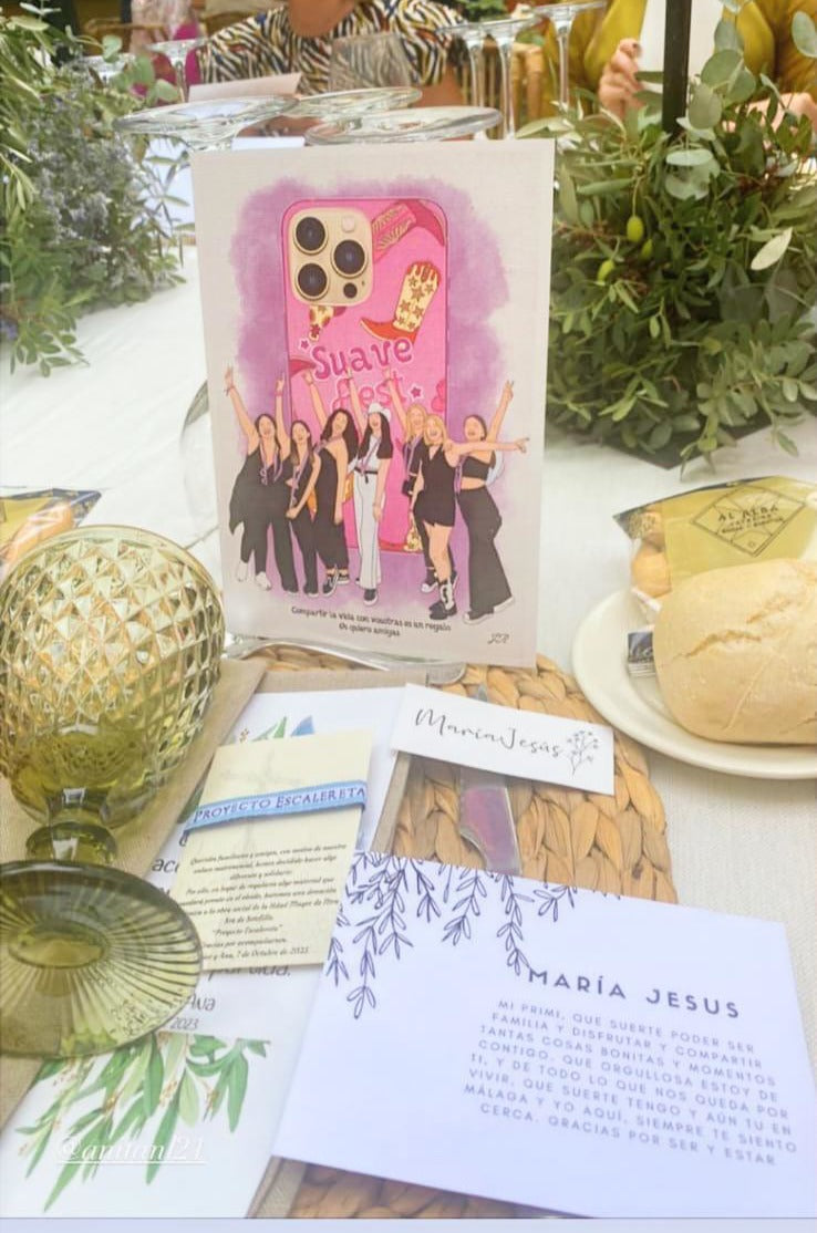 Idea de marcasitios original para mesas de boda con mini retratos ilustrados de los invitados.