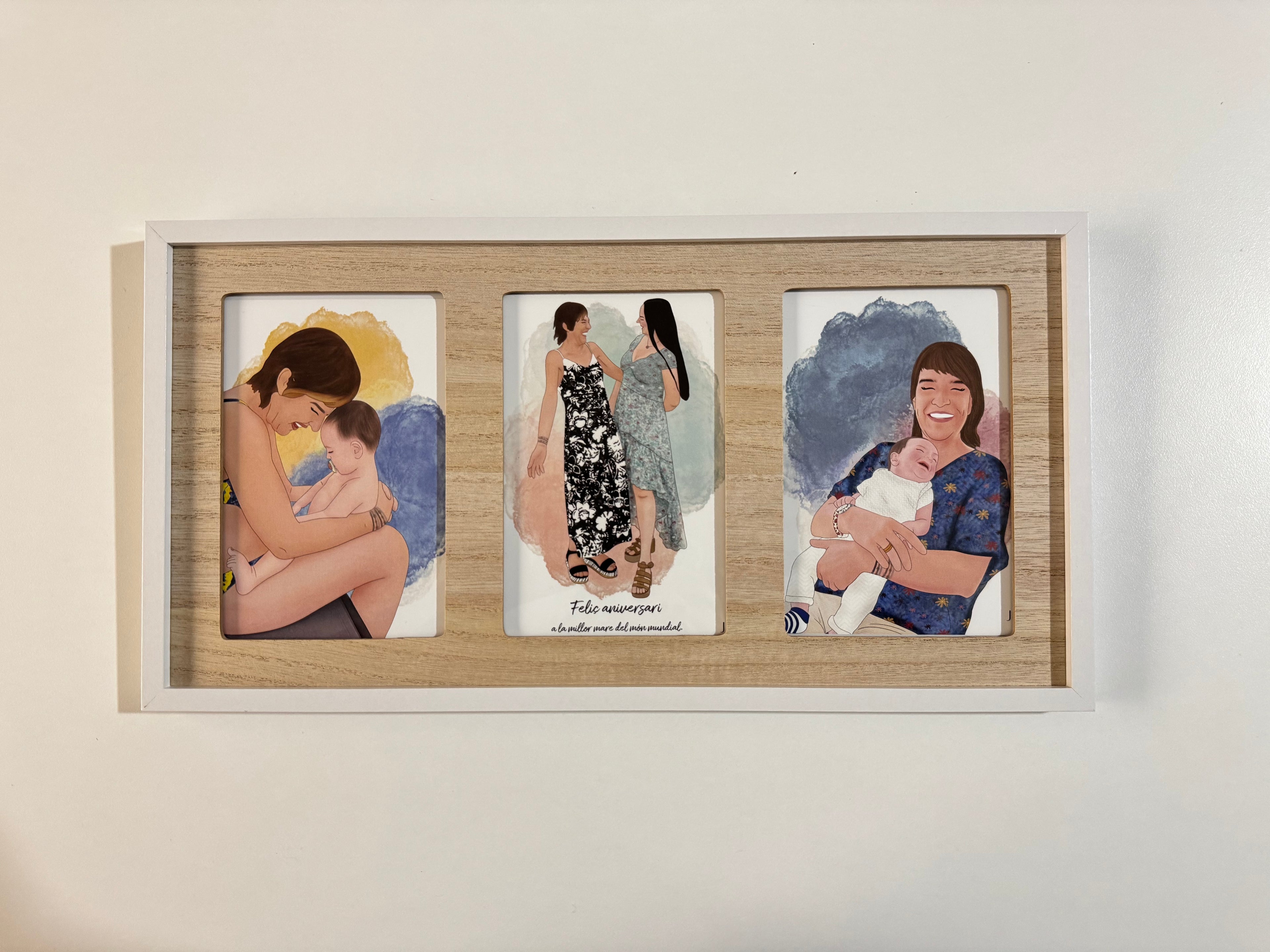 Marco alargado blanco con tres ilustraciones personalizadas y fondo de acuarela para regalo familiar.