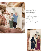 Mini recuerdo ilustrado personalizado para invitados de boda con papel artesanal de bordes rasgados.