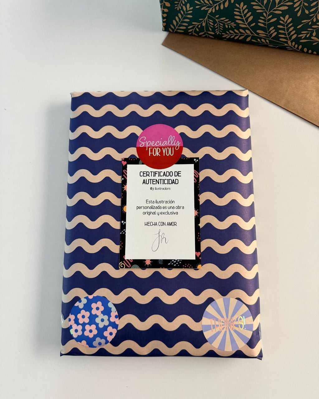 Packaging artesanal y cuidado de láminas personalizadas listas para regalar en una ocasión especial.