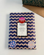 Packaging artesanal y cuidado de láminas personalizadas listas para regalar en una ocasión especial.