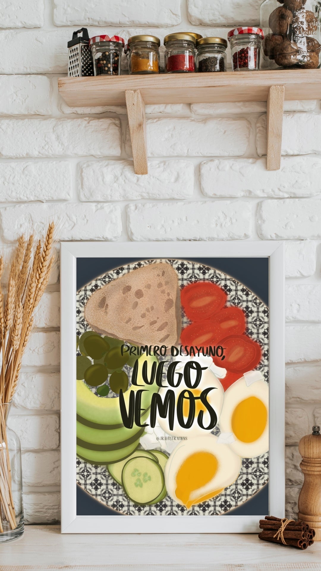 Póster de cocina con frase divertida sobre el desayuno colocado en estantería blanca de madera.