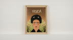 Póster de Frida Kahlo con diseño pop de hojas tropicales para decoración del hogar de JR.Ilustracions.