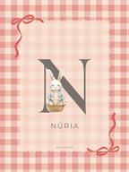 Póster personalizado para recién nacido con la inicial N de Nuria y fondo de cuadros rosas.