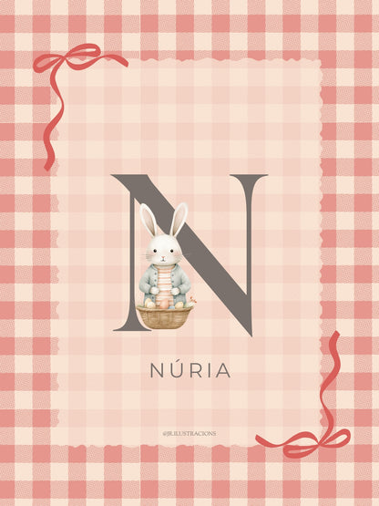 Póster personalizado para recién nacido con la inicial N de Nuria y fondo de cuadros rosas.