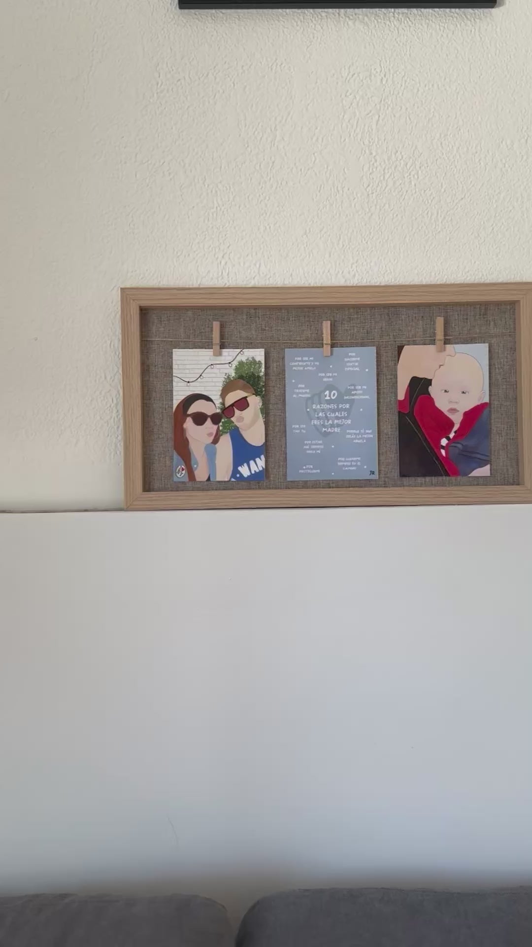Vídeo demostrativo de cuadro con pinzas y tres láminas ilustradas personalizadas para colgar en el dormitorio.