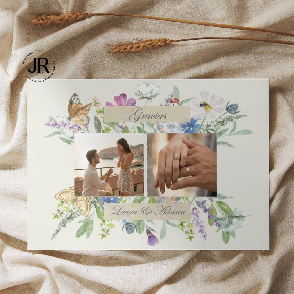 Presentación artesanal de tarjeta de boda de agradecimiento con foto de la pareja e ilustraciones florales.