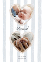 Diseño de recuerdo de nacimiento personalizado con fondo de rayas azules y dos fotos en forma de corazón.