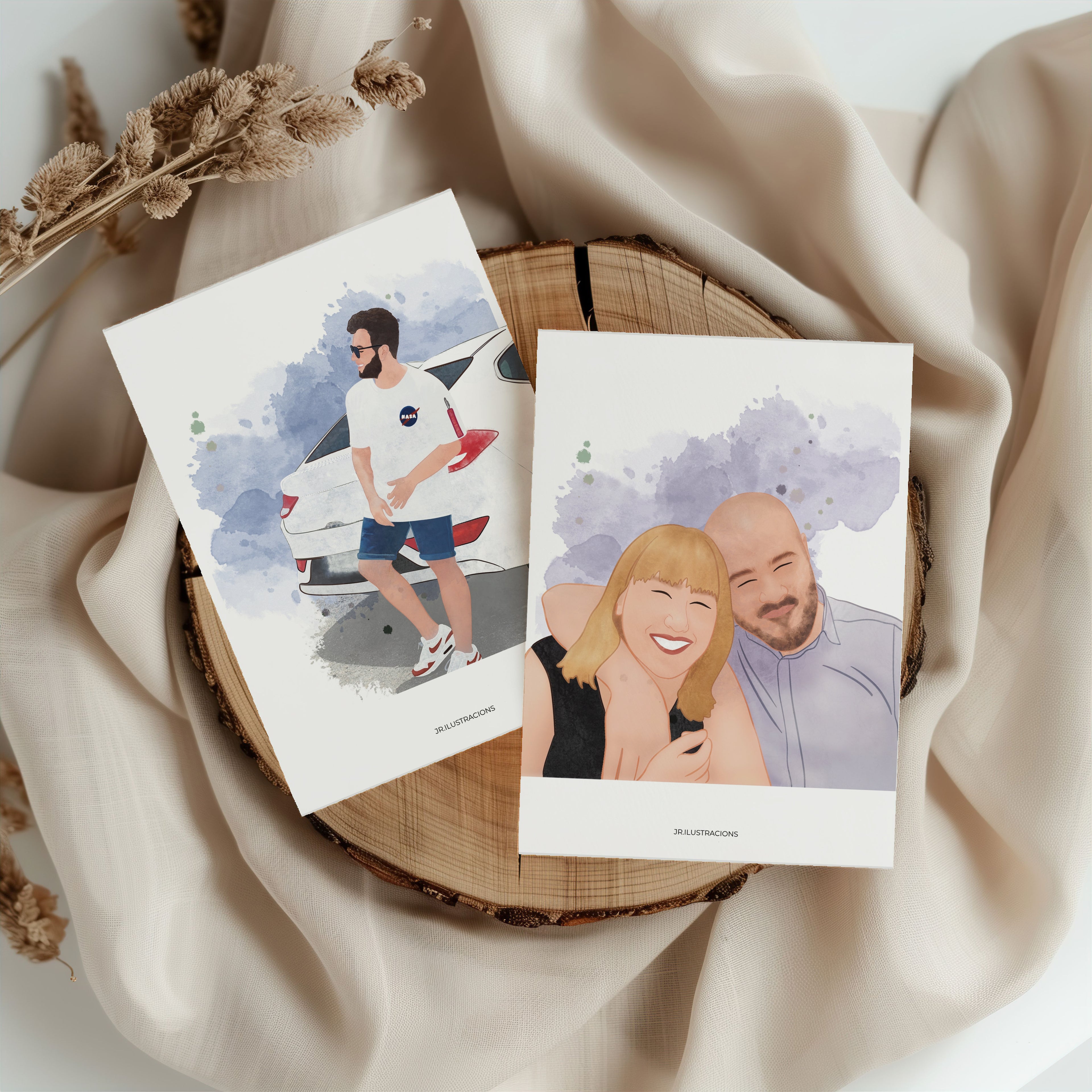 Dos láminas de recuerdos personalizados en tamaño compacto apoyadas sobre una rodaja de madera natural y telas decorativas en tonos neutros.