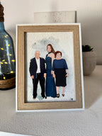 Regalo emotivo para abuelos con cuadro ilustrado personalizado a partir de fotografía antigua.