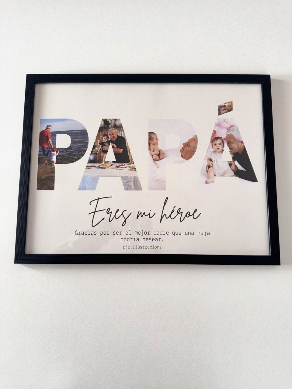Regalo personalizado para abuelas con fotos de sus nietos organizadas en letras elegantes.
