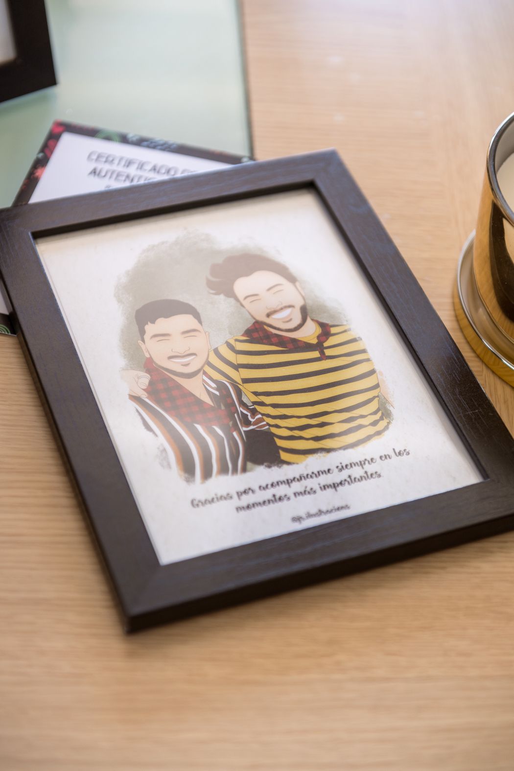 Portafotos con retrato personalizado de novios ideal para decorar la mesa de firmas de una boda.