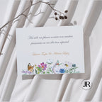 Reverso personalizable de tarjeta de agradecimiento para invitados de boda con tipografía elegante y detalles florales silvestres.