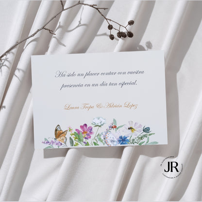 Reverso personalizable de tarjeta de agradecimiento para invitados de boda con tipografía elegante y detalles florales silvestres.
