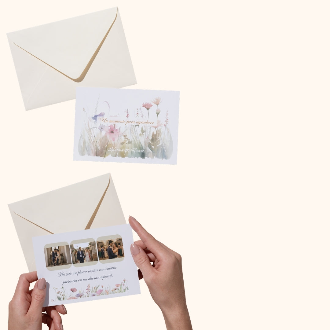 Momento de abrir el sobre crema premium que incluye la tarjeta de agradecimiento personalizada con fotos de boda.