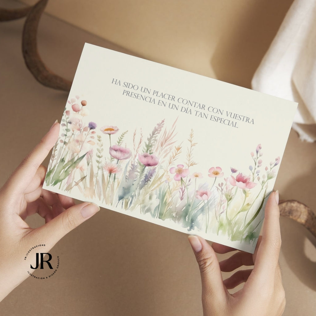 Manos sosteniendo una tarjeta de agradecimiento de boda con fotografía del enlace y dedicatoria personalizada.