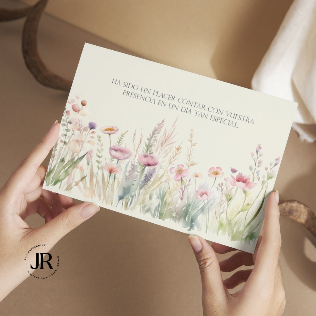 Manos sosteniendo una tarjeta de agradecimiento de boda con fotografía del enlace y dedicatoria personalizada.