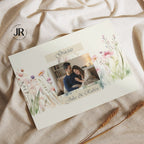 Fotografía de estudio de la tarjeta de boda Flor del Valle mostrando la calidad de impresión y el diseño artesanal.