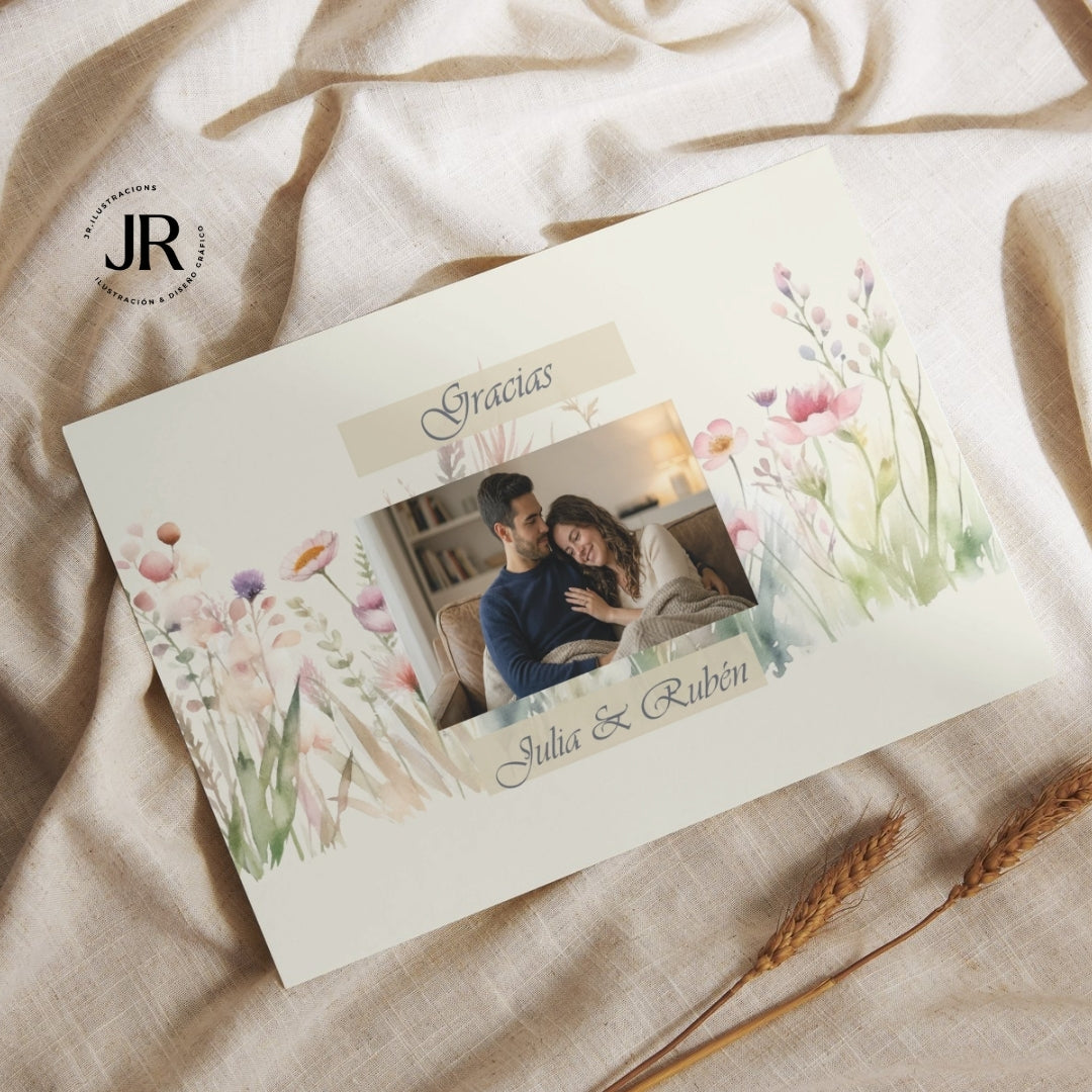 Fotografía de estudio de la tarjeta de boda Flor del Valle mostrando la calidad de impresión y el diseño artesanal.