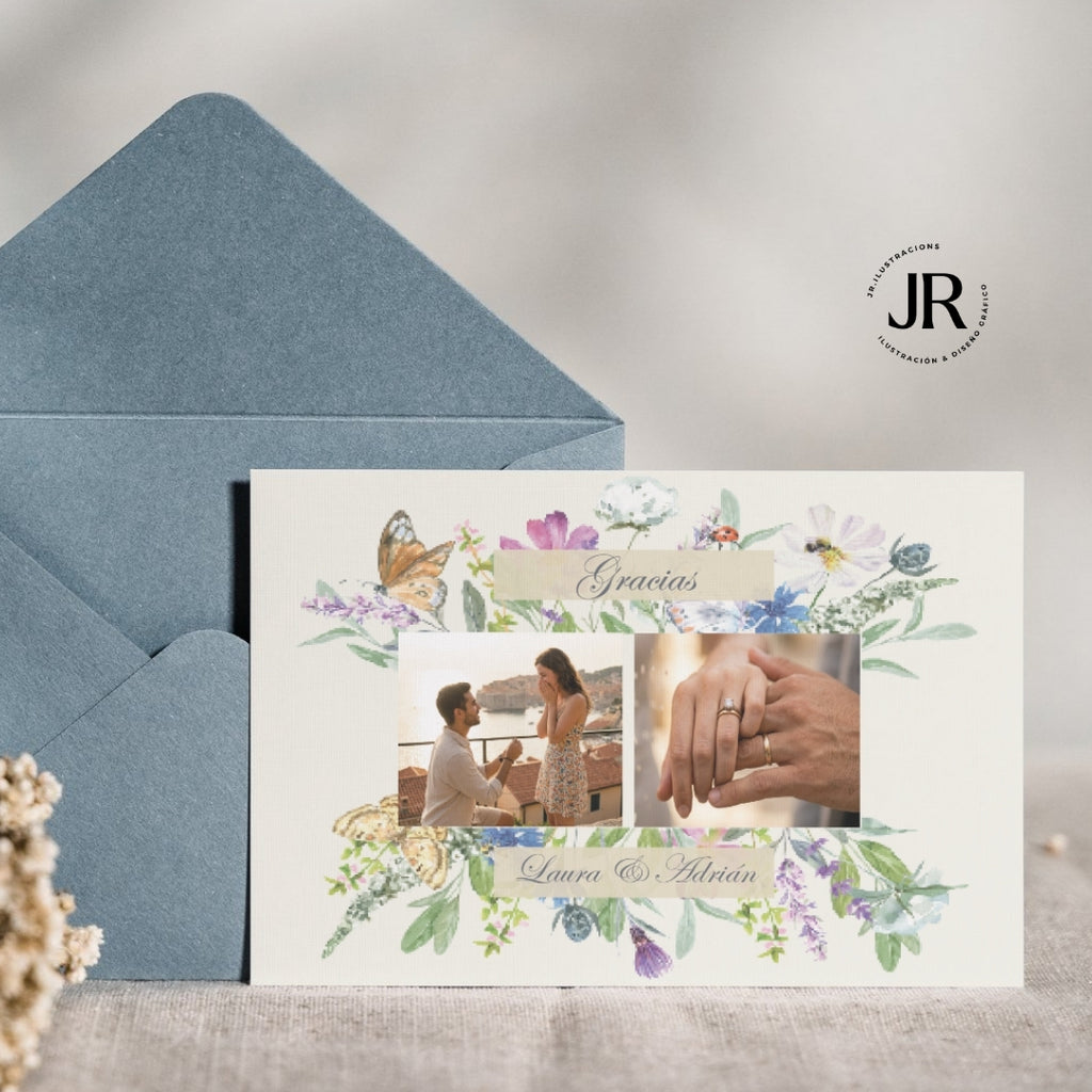 Papelería de boda premium mostrando tarjeta de agradecimiento con foto y sobre azul empolvado de alta gama.