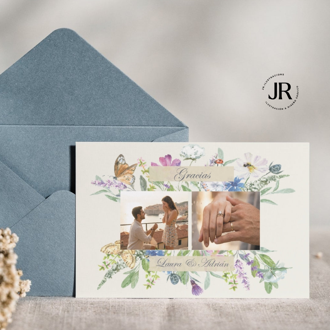 Papelería de boda premium mostrando tarjeta de agradecimiento con foto y sobre azul empolvado de alta gama.