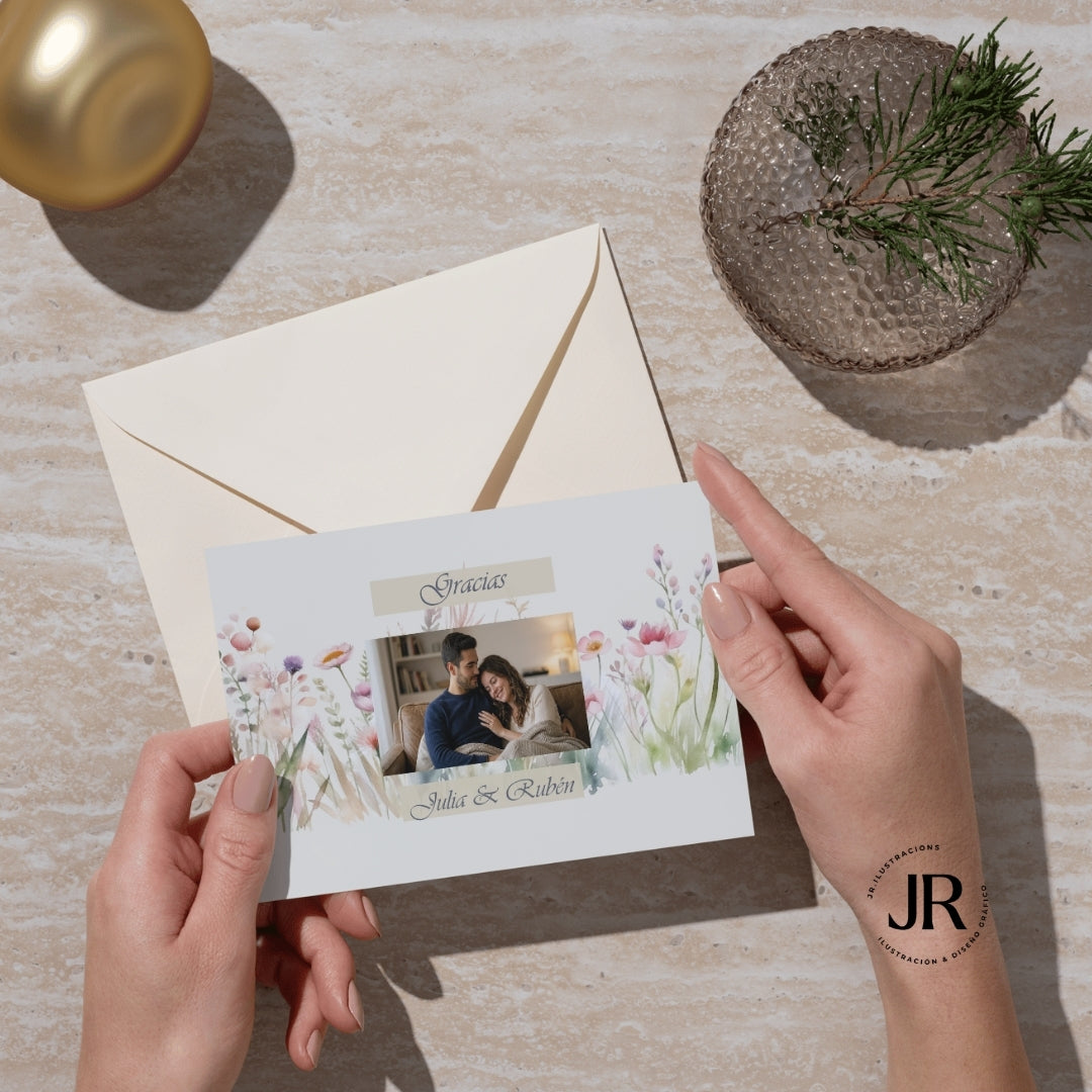 Tarjeta de agradecimiento para invitados junto a su sobre a juego en tonos naturales de la Colección Flor del Valle.