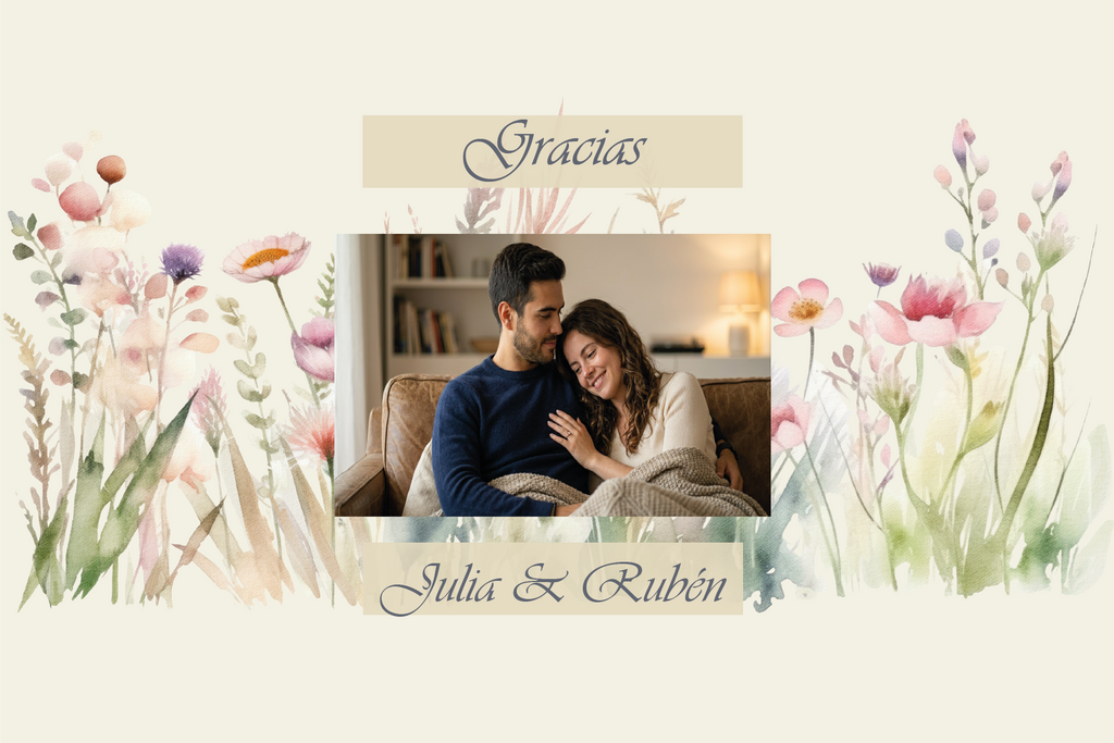 Tarjeta de agradecimiento de boda Colección Flor del Valle en tonos crema con foto central y flores silvestres en acuarela rosa y blanca.