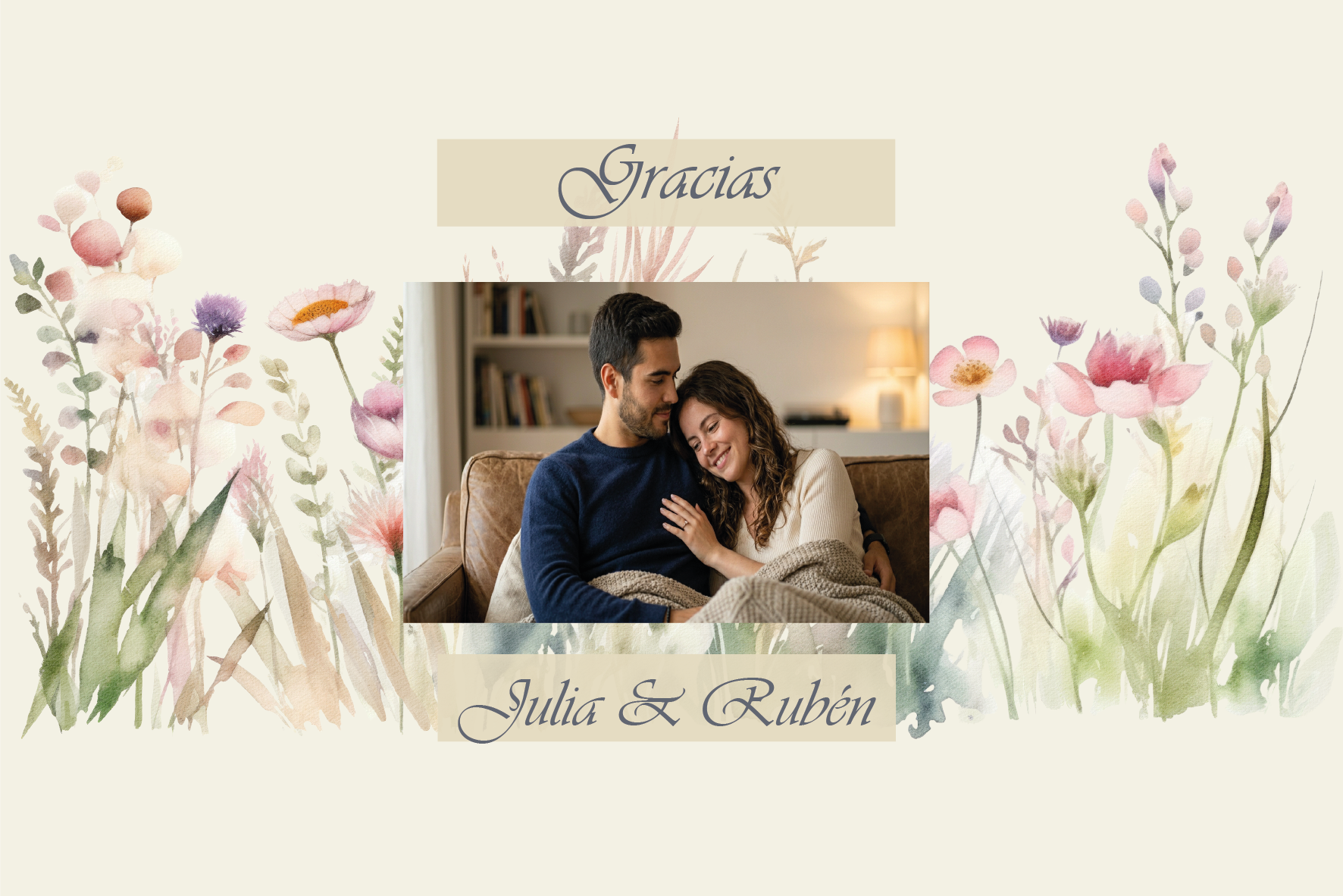 Tarjeta de agradecimiento de boda Colección Flor del Valle en tonos crema con foto central y flores silvestres en acuarela rosa y blanca.