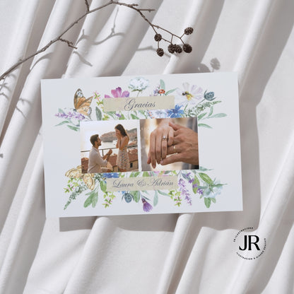 Tarjeta de agradecimiento de boda con foto de pedida de mano y diseño floral silvestre en acuarela.