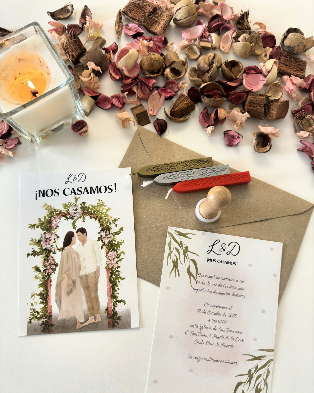 Tarjetas de invitación de boda con textos personalizados y accesorios para sello de lacre tradicional.